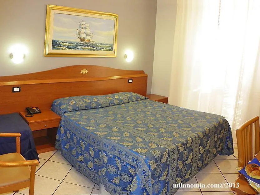 Arco Hotel Milán 2*,